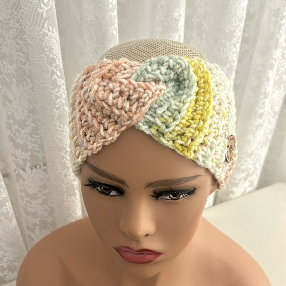 Hand crochet headband
SOLD 
You can custom order